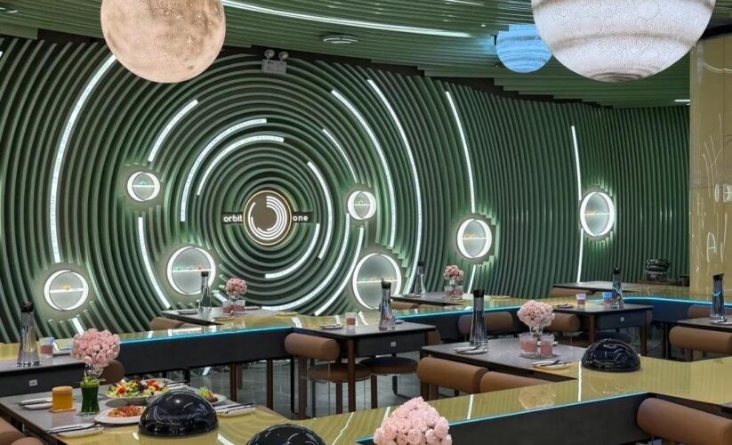 深圳也太超前了…UFO磁懸浮上菜，一家未來感十足的西餐廳🍽進入店的那一刻仿佛穿越到了星際