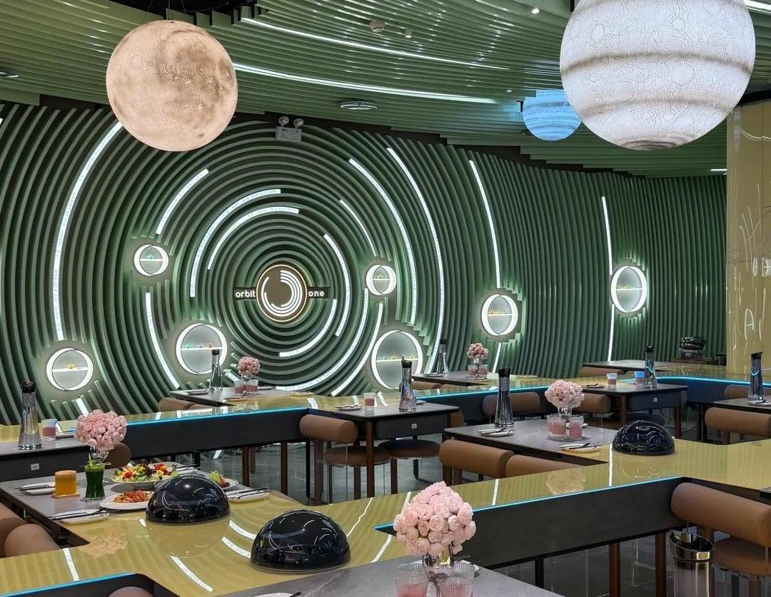 深圳也太超前了…UFO磁懸浮上菜，一家未來感十足的西餐廳🍽進入店的那一刻仿佛穿越到了星際