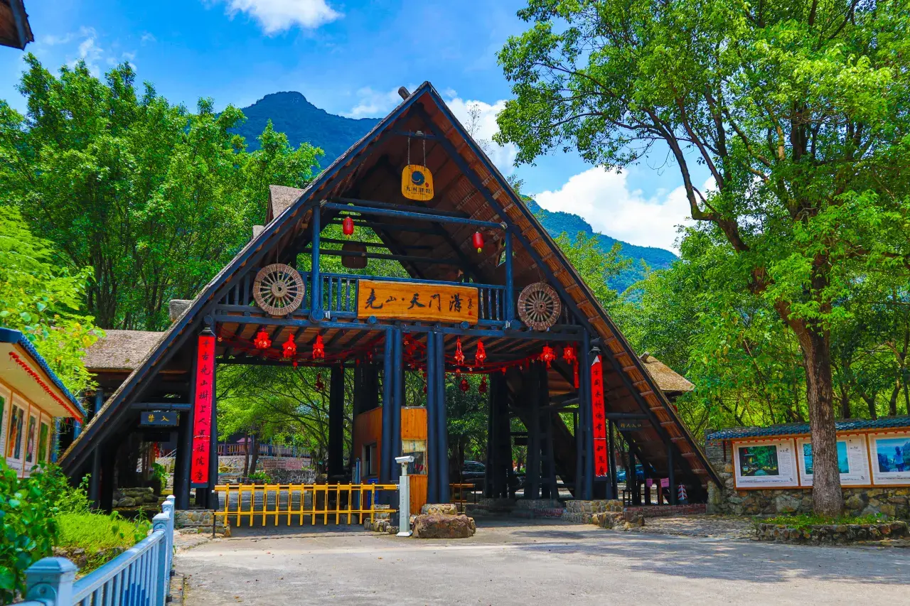 清遠英德深山裏的世外桃源｜藏在山谷間的溫泉樹上木屋，城市出逃的絕佳選擇之一！