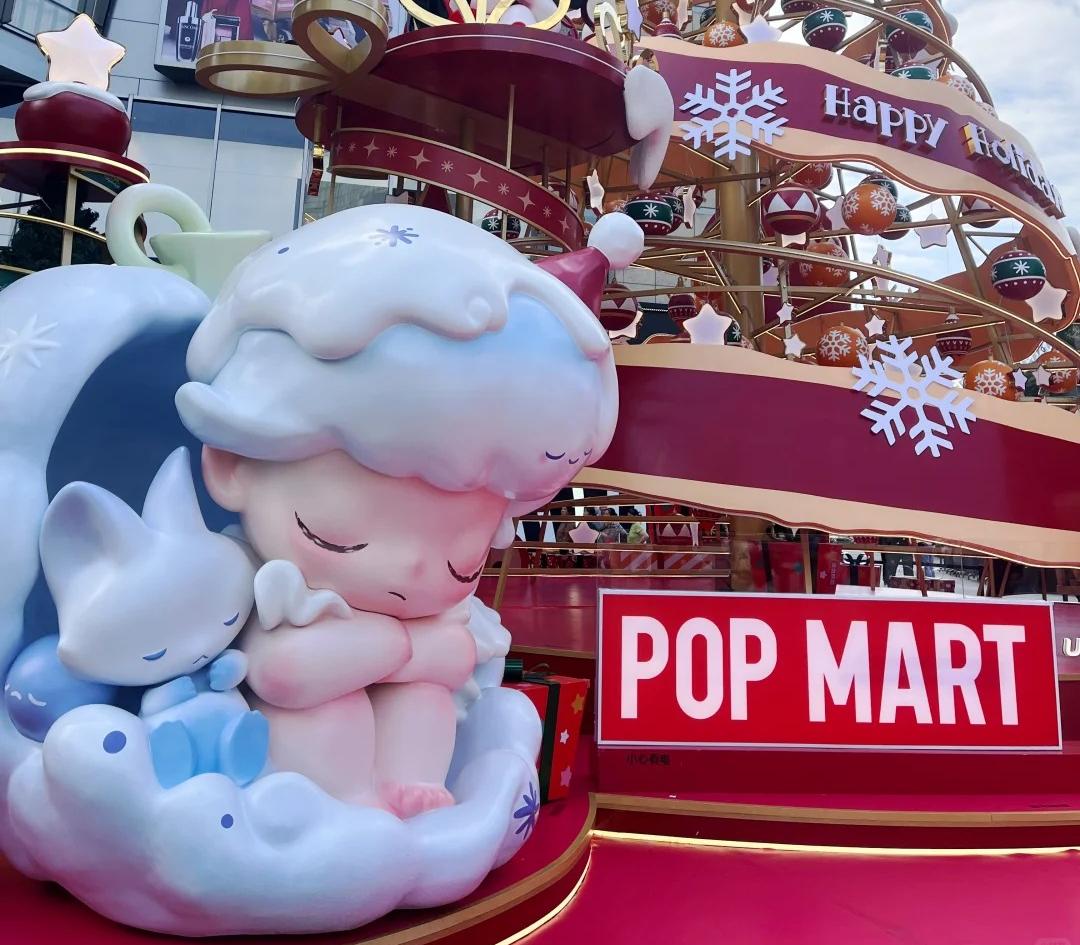 POP MART的小夥伴們來深圳過聖誕啦！深圳前海壹方城聖誕樹打卡點、聖誕飄雪活動已經正式上線！