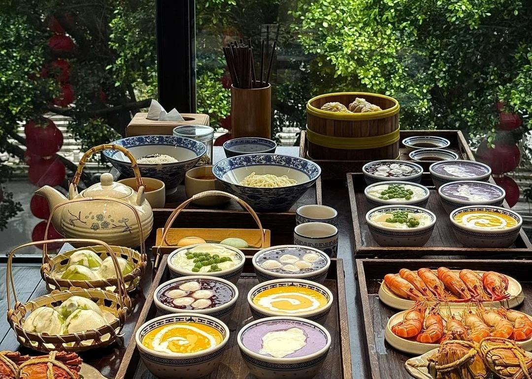 廣州鬧市中，藏著這樣一家靜謐的甜品店，中式庭院氛圍感，詩意美如畫