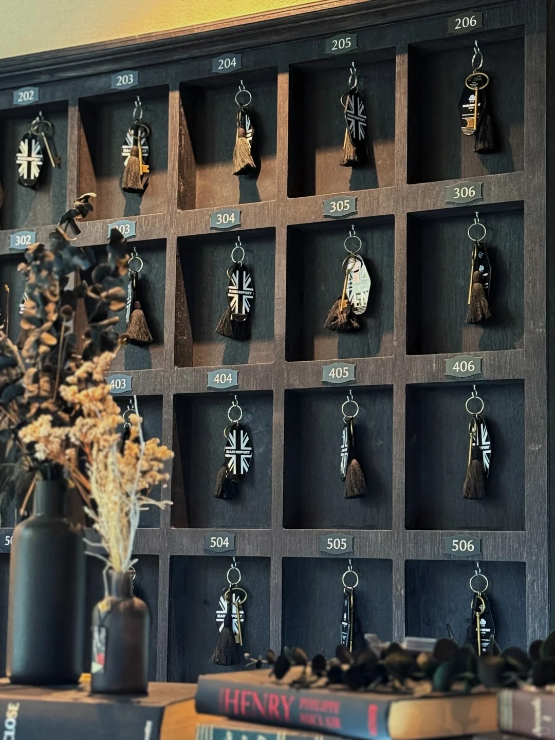 好特別！在韓國首爾拿著房卡喝下午茶的暗黑英倫酒店咖啡廳！獨棟的英國酒店式風格，超有氛圍感~