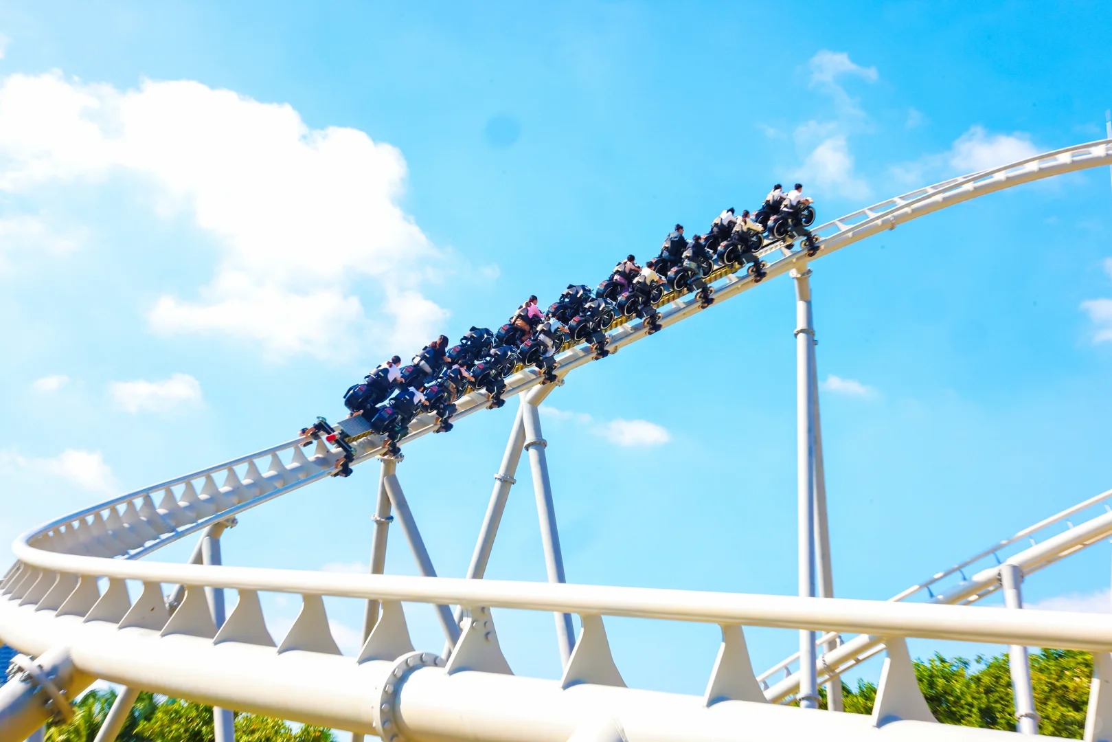 深圳歡樂谷全新升級！冬日限定皮膚加載完成，四大主題區沈浸式打卡，從早玩到晚不重樣。