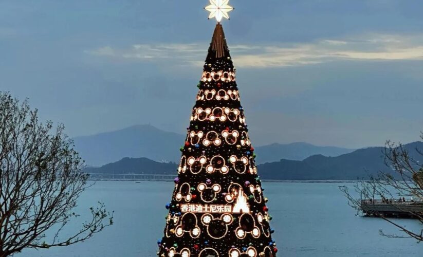 📍深圳K11把香港迪士尼搬來啦❗️不用人擠人還免費打卡🎊不僅有周年主題展，還有主題聖誕樹🎄