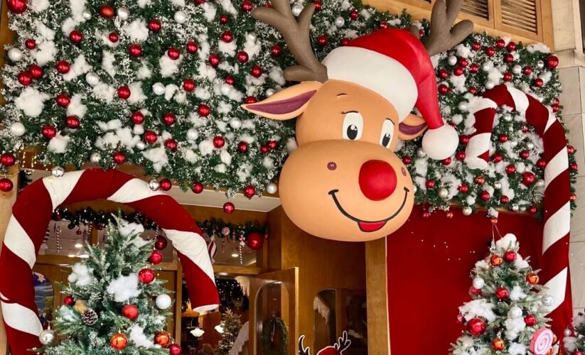 深圳5G過聖誕啦🎄聖誕拐杖糖包圍的木屋咖啡店，還會下雪哦~❄️趁人少快來拍聖誕照片！