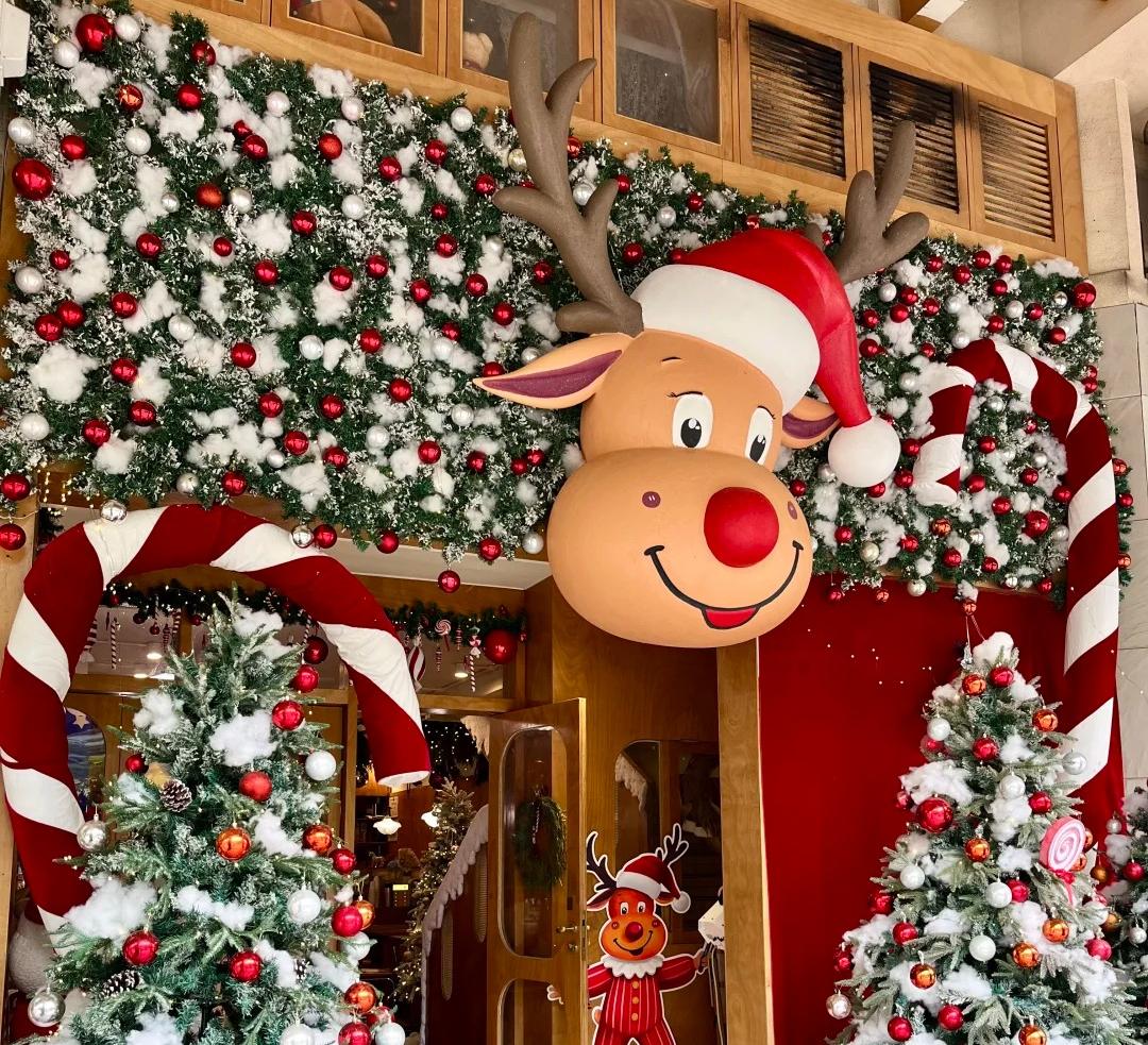 深圳5G過聖誕啦🎄聖誕拐杖糖包圍的木屋咖啡店，還會下雪哦~❄️趁人少快來拍聖誕照片！