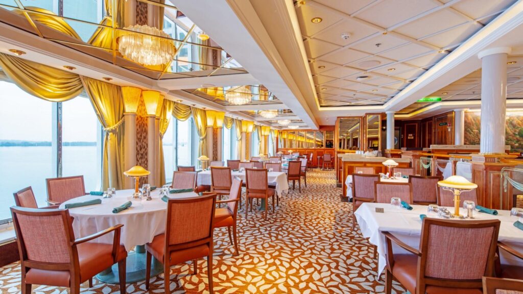 星旅遠洋郵輪鼓浪嶼號餐廳