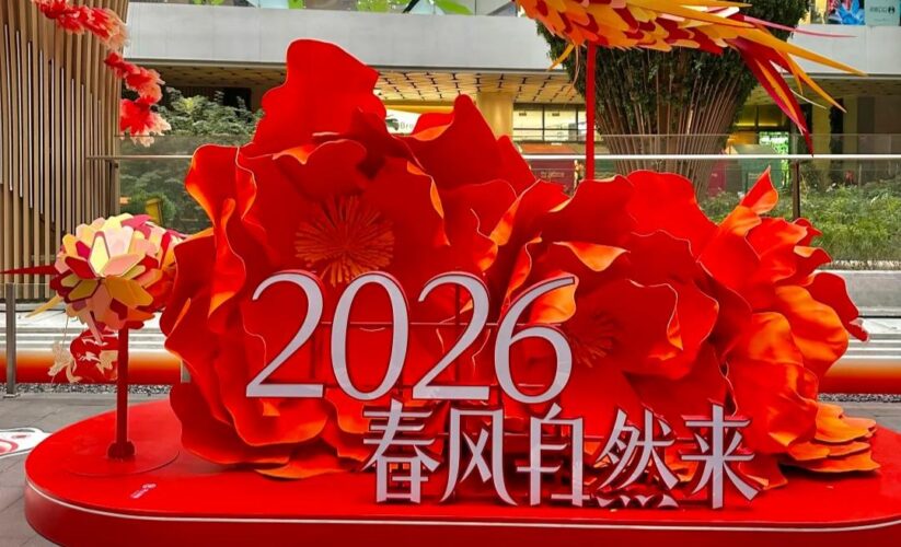 深圳阪田萬科廣場新春封神，「春風自然來」新春主題美陳已上新，2026風生水起