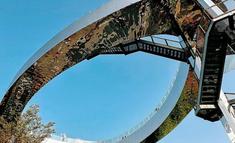 一個可以通往天空之鏡的樓梯！深圳周末0元打卡「大嶺鼓公園」天空之盾✨像是走進了未來感十足的科幻電影