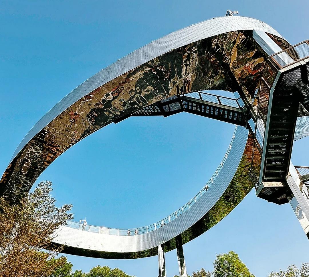 一個可以通往天空之鏡的樓梯！深圳周末0元打卡「大嶺鼓公園」天空之盾✨像是走進了未來感十足的科幻電影