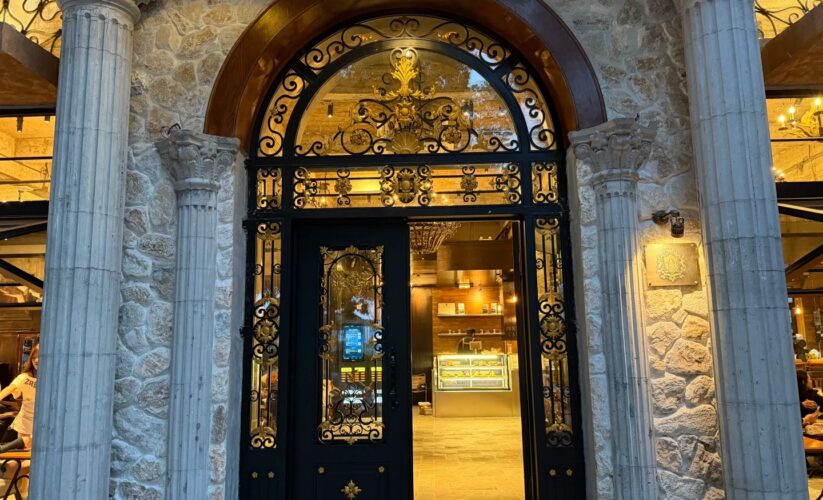 清遠一家復古歐式咖啡廳，像是從舊時光裏走出來的夢幻秘境，濃郁復古風情撲面而來，瞬間墜入溫柔慢時光